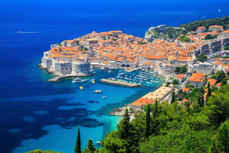Een panoramisch uitzicht op de ommuurde stad, Dubrovnik Kroatië