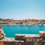 Blick auf die Adria und den Hafen von der Burg und Festung Kamerlengo in Trogir, Kroatien