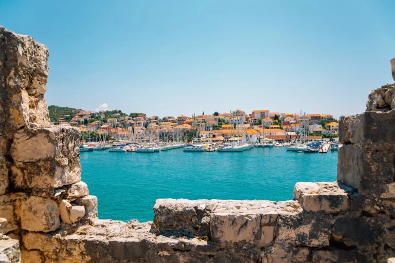 Blick auf die Adria und den Hafen von der Burg und Festung Kamerlengo in Trogir, Kroatien