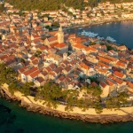 Luftaufnahme der Stadt Korcula auf der Insel Korcula, Adriatisches Meer, Kroatien
