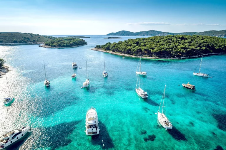 Luchtfoto van Paklinski-eilanden in Hvar, Kroatië.