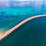 luchtfoto van de stad omiš in kroatië, een schilderachtig stadje aan de adriatische kust met de monding van de cetina rivier, een prachtig strand en machtige bergen op de achtergrond gezien vanuit een drone