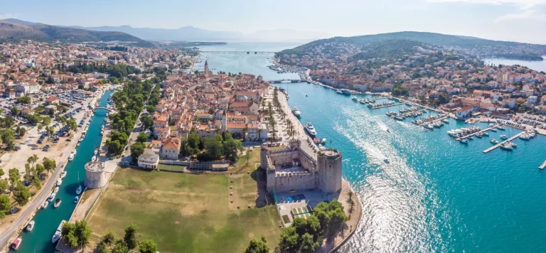 Luftaufnahme von Trogir im Sommer, Kroatien