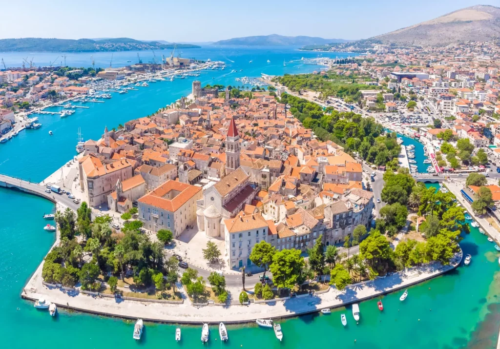 Luftaufnahme von Trogir im Sommer
