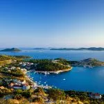 Erstaunliche Kornati-Inseln in Kroatien. Nördlicher Teil von Dalmatien. Sonniges Detail der Meereslandschaft von Zadar bis Sibenik.