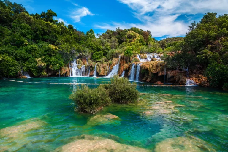 Beeindruckender Krka-Nationalpark mit majestätischen Wasserfällen, Sibenik, Dalmatien, Kroatien