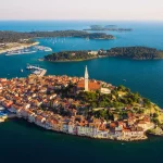 Prachtig Rovinj bij zonsondergang. Luchtfoto. De oude stad van Rovinj, Istrië, Kroatië