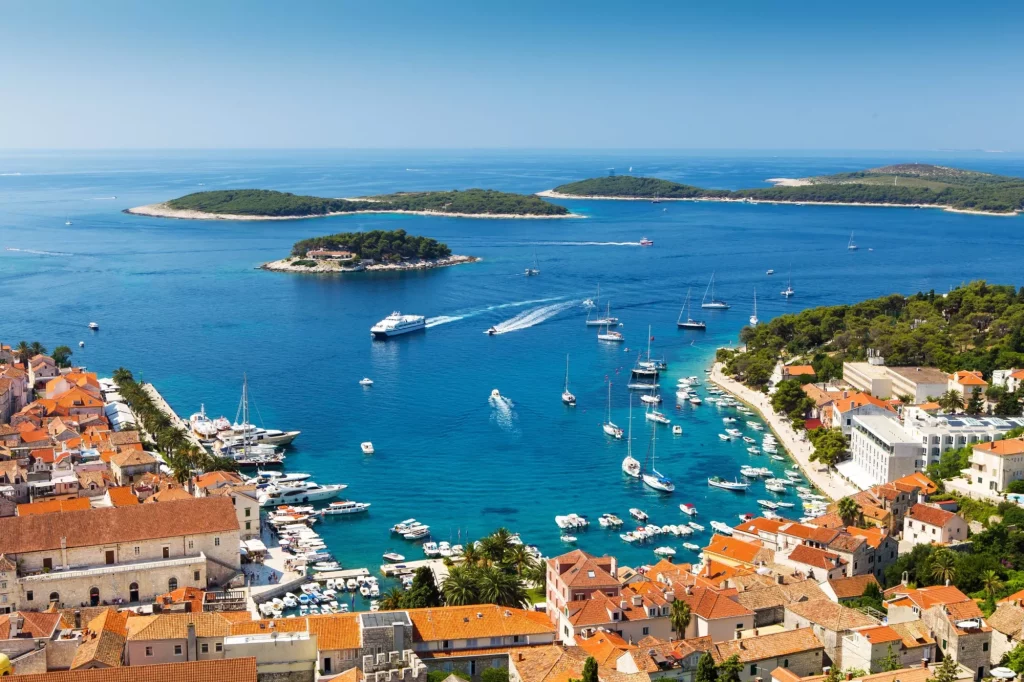 Prachtig uitzicht op de haven van Hvar