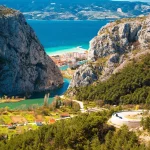 De canyon en monding van de rivier Cetina in Omis van bovenaf gezien