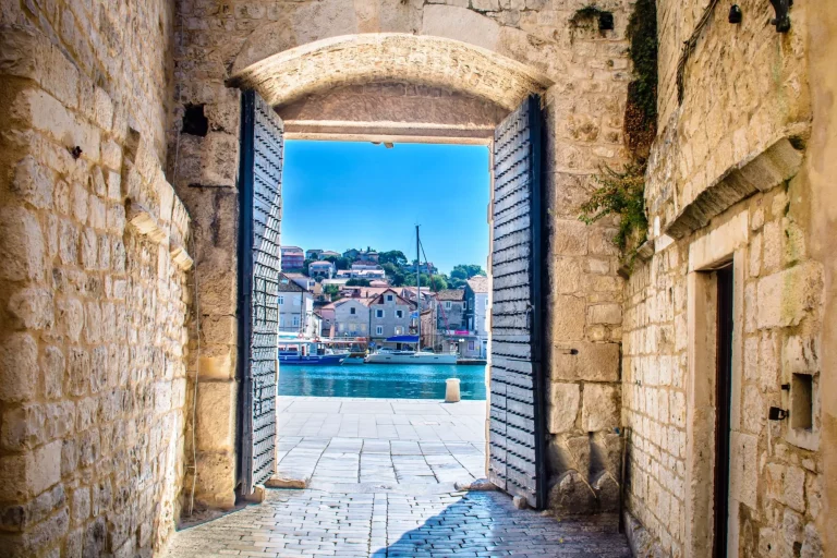 Stadttor Trogir. / Blick auf die mediterrane Stadt Trogir in Kroatien, Europa.
