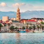 Buntes Abendpanorama der Stadt Split mit Diokletianpalast. Splendid Sommer Meereslandschaft der Adria, Kroatien, Europa. Schöne Welt der Mittelmeerländer. Traveling Konzept Hintergrund.