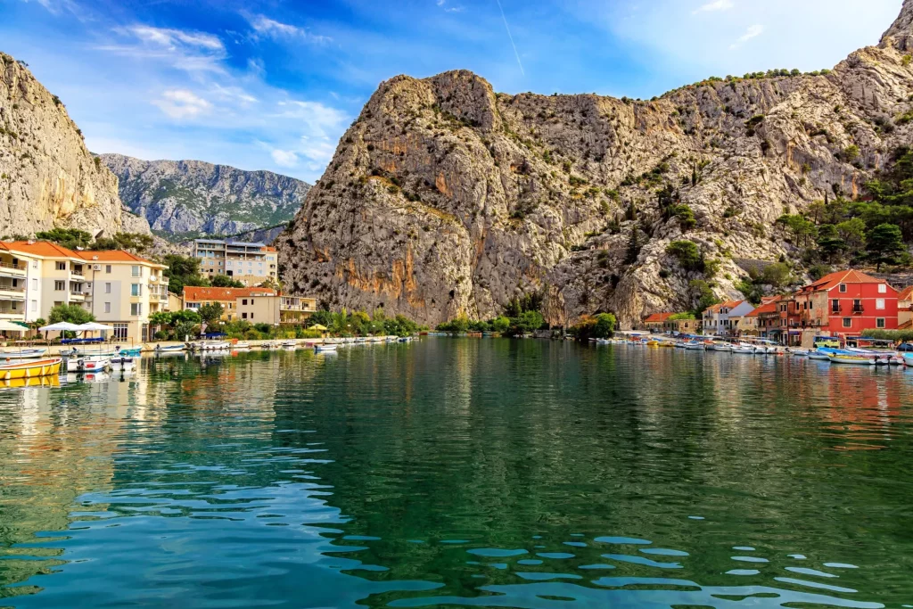 Omiš, een populaire toeristische bestemming voor trekking en rafting op de Cetina rivier