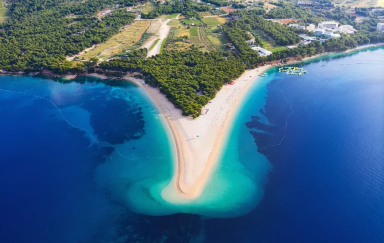 Kroatien, Insel Hvar, Bol. Blick aus der Luft auf den Zlatni Rat. Strand und Meer aus der Luft. Berühmter Ort in Kroatien. Sommerliche Meereslandschaft aus der Drohne. Reisen - Bild