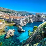 Kroatien Landschaft Stadtbild Dubrovnik. / Aerial Panoramablick auf berühmten europäischen Reiseziel, Dubrovnik Stadtbild an der Adriaküste, Kroatien.
