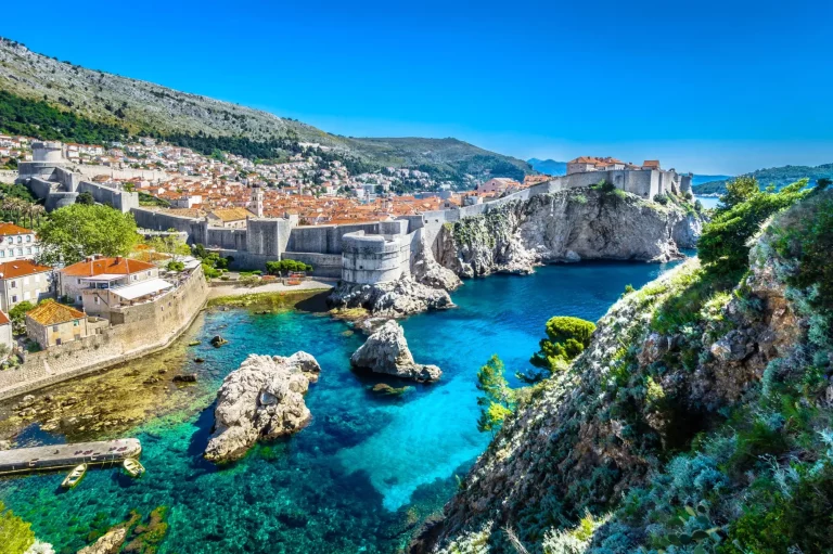 Kroatien Landschaft Stadtbild Dubrovnik. / Aerial Panoramablick auf berühmten europäischen Reiseziel, Dubrovnik Stadtbild an der Adriaküste, Kroatien.