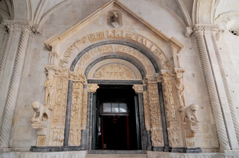 Kroatien, Trogir, Gateway Die Kathedrale des Heiligen Laurentius, eine römisch-katholische dreischiffige Basilika im romanisch-gotischen Stil in Trogir, Kroatien.
