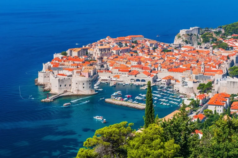 Dubrovnik, Kroatien. Panoramablick auf die ummauerte Stadt.
