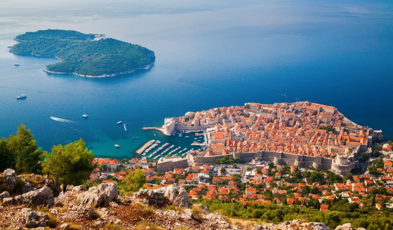 Die mittelalterliche Altstadt von Dubrovnik und die Insel Lokrum