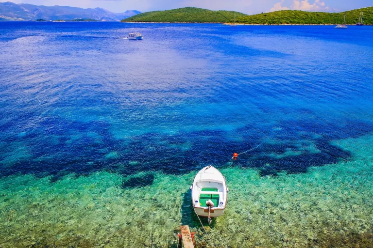 Elaphiti eilanden, turkoois adriatisch strand bij Korcula, Dalmatië, Kroatië
