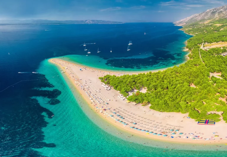Berühmter Strand Zlatni rat in Bol, Insel Brac, Kroatien, Europa