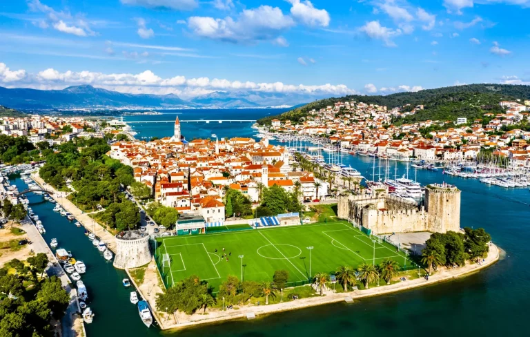 Historische Stadt Trogir in Kroatien
