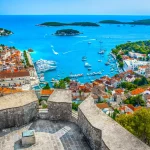 Hvar archipel zomer luchtfoto. / Luchtfoto van verbazingwekkende archipel voor de stad Hvar, Kroatië Middellandse Zee.