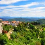 Motovun stad en landschap prachtig uitzicht op de istrian natuur vanuit Motovun dorp
