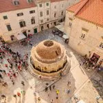 9. Oktober 2015: Onofrio-Brunnen in Dubrovnik, Kroatien, umgeben von Touristen