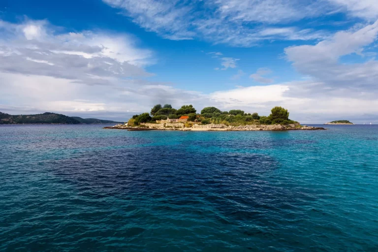 Otočić Gubeša, een klein eiland in de beschutting van de baai van Uvala Gradina bij Vela Luka, Korčula, Dubrovnik-Neretva, Kroatië