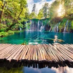 Malerische Morgenansicht des Plitvicer Nationalparks. Colorful Frühling Szene der grünen Wald mit reinem Wasser Wasserfall. Große Landschaft von Kroatien, Europa.