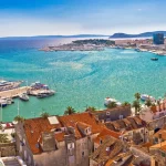 Panorama-Luftaufnahme des historischen Hafengebiets von Split