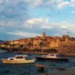 Hafen bei Sonnenuntergang vor der Altstadt von Korcula, Kroatien,