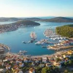 Luftaufnahme von Yacht Club und Marina in Kroatien, 4K. Frapa