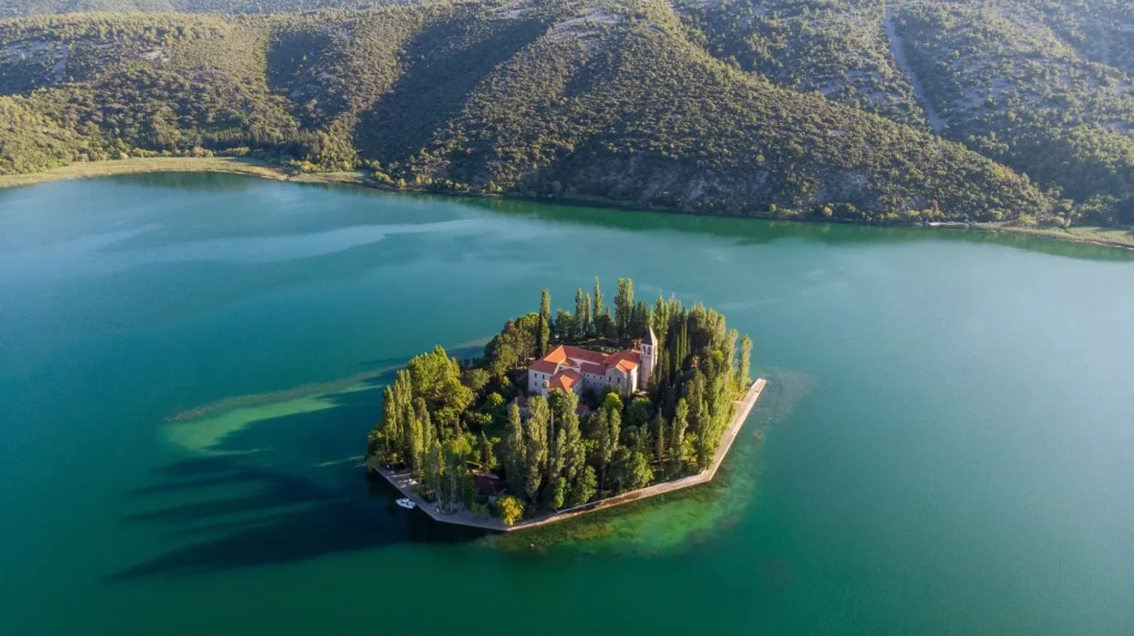 Die Insel Visovac, eine Oase der Ruhe in Krka