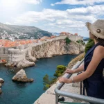 Reisende Frau in der Altstadt von Dubrovnik, Kroatien