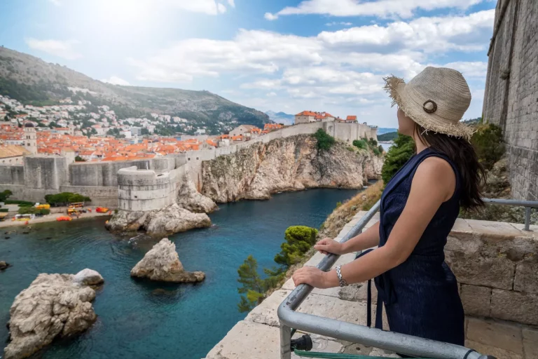 Vrouwelijke reiziger in de oude binnenstad van Dubrovnik, Kroatië